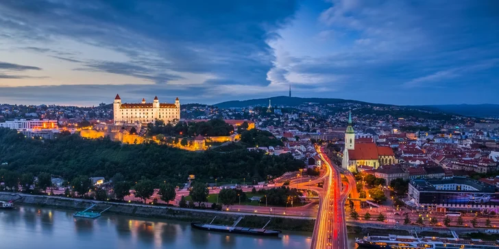 Adrenalín pod hviezdami: Nočný let nad Bratislavou lietadlom VIPER SD4 NIGHT-VFR