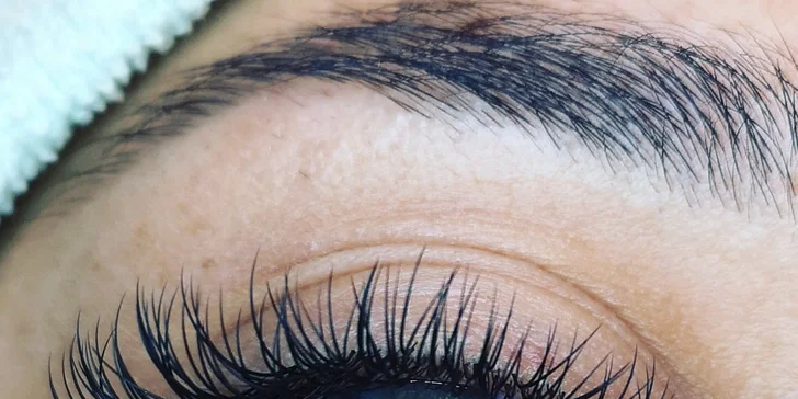 Predĺženie či lash lift mihalníc aj s lamináciou obočia