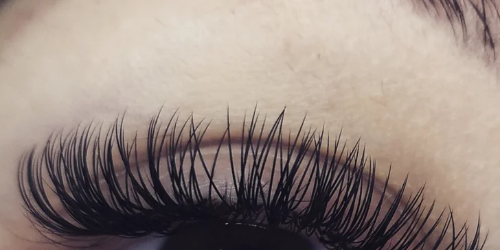 Predĺženie či lash lift mihalníc aj s lamináciou obočia