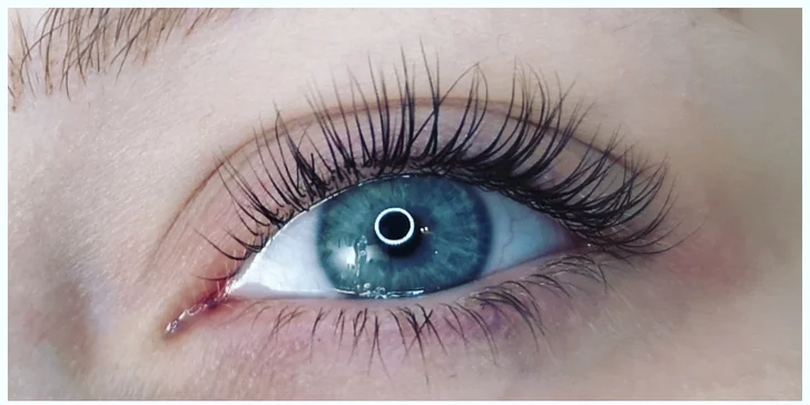 Predĺženie či lash lift mihalníc aj s lamináciou obočia