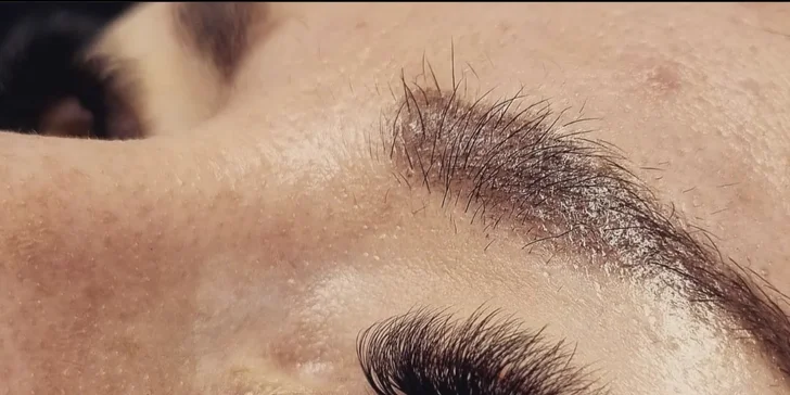 Predĺženie či lash lift mihalníc aj s lamináciou obočia