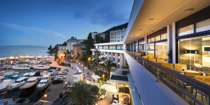 Moderný hotel na pobreží Istrie: polpenzia, sauny aj vonkajší bazén, 2 deti zdarma, first minute zľava
