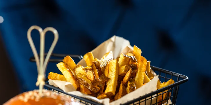 Burger menu z hovädzieho alebo pštrosieho mäsa s polhodinou biliardu