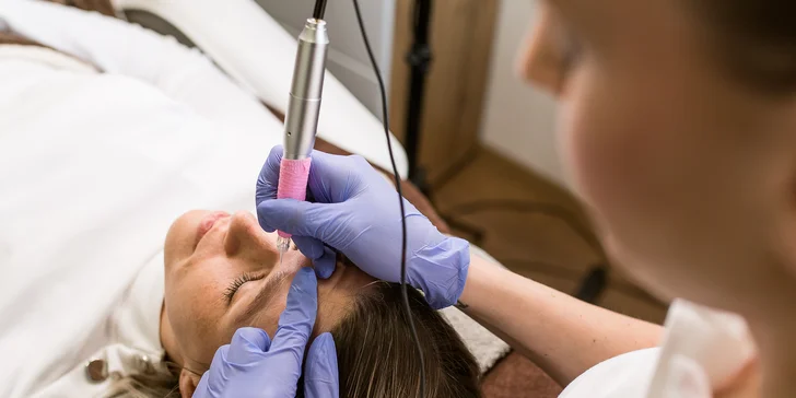 Kompletné ošetrenie pleti s masážou tváre, luxusné ošetrenie s mikrodermabráziou alebo lash lift s lamináciou obočia