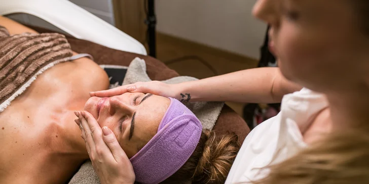 Kompletné ošetrenie pleti s masážou tváre, luxusné ošetrenie s mikrodermabráziou alebo lash lift s lamináciou obočia