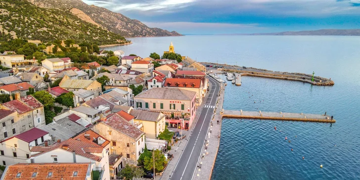 Vybavené apartmány s balkónom pre 4–5 osôb v chorvátskom Karlobagu