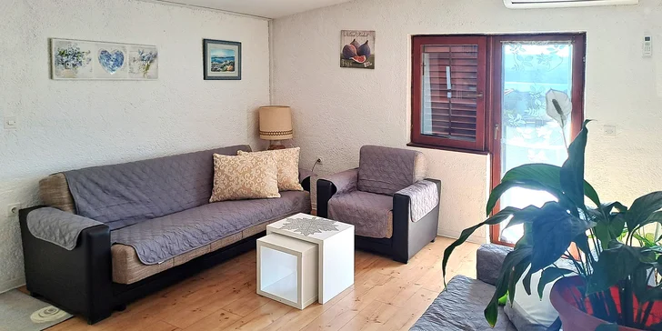 Vybavené apartmány s balkónom pre 4–5 osôb v chorvátskom Karlobagu