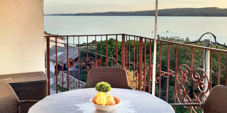 Vybavené apartmány s balkónom pre 4–5 osôb v chorvátskom Karlobagu