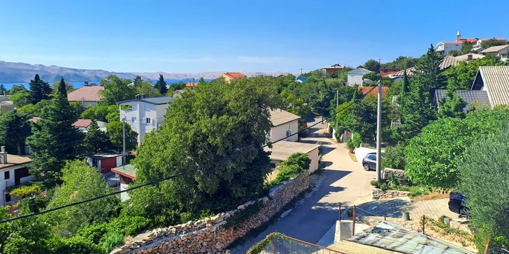 Vybavené apartmány s balkónom pre 4–5 osôb v chorvátskom Karlobagu