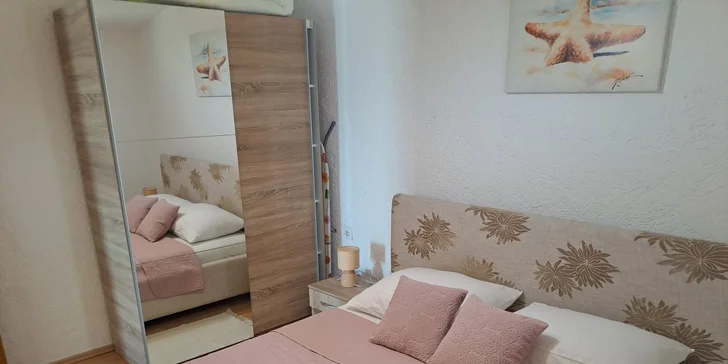 Vybavené apartmány s balkónom pre 4–5 osôb v chorvátskom Karlobagu