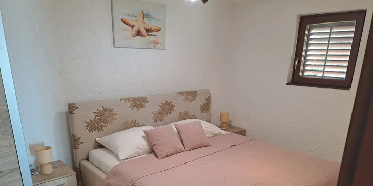 Vybavené apartmány s balkónom pre 4–5 osôb v chorvátskom Karlobagu