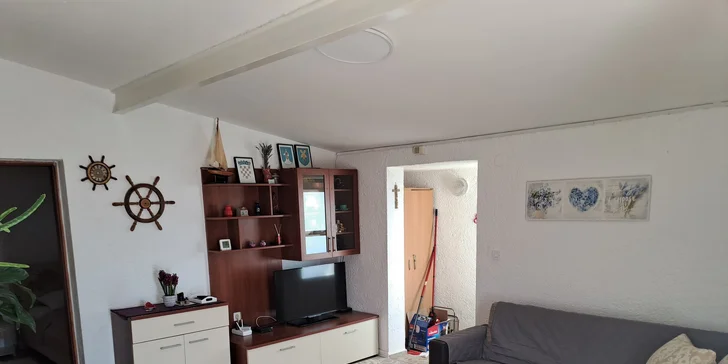 Vybavené apartmány s balkónom pre 4–5 osôb v chorvátskom Karlobagu