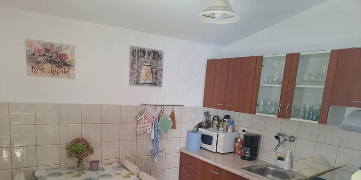 Vybavené apartmány s balkónom pre 4–5 osôb v chorvátskom Karlobagu