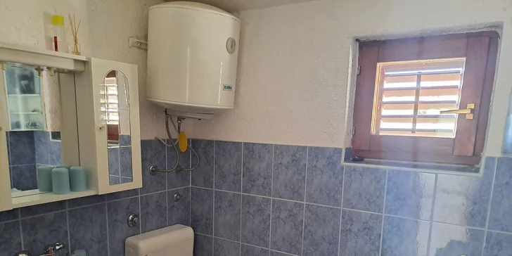 Vybavené apartmány s balkónom pre 4–5 osôb v chorvátskom Karlobagu