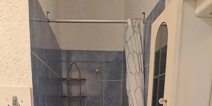 Vybavené apartmány s balkónom pre 4–5 osôb v chorvátskom Karlobagu