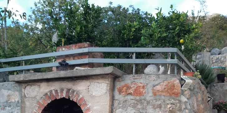 Vybavené apartmány s balkónom pre 4–5 osôb v chorvátskom Karlobagu