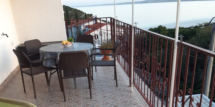 Vybavené apartmány s balkónom pre 4-5 osôb v chorvátskom Karlobagu