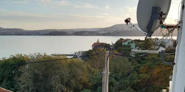 Vybavené apartmány s balkónom pre 4–5 osôb v chorvátskom Karlobagu