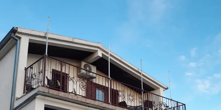 Vybavené apartmány s balkónom pre 4–5 osôb v chorvátskom Karlobagu