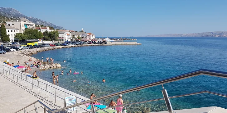 Vybavené apartmány s balkónom pre 4–5 osôb v chorvátskom Karlobagu