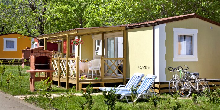Opatijská riviéra: mobilné domčeky pri širokej kamienkovej pláži