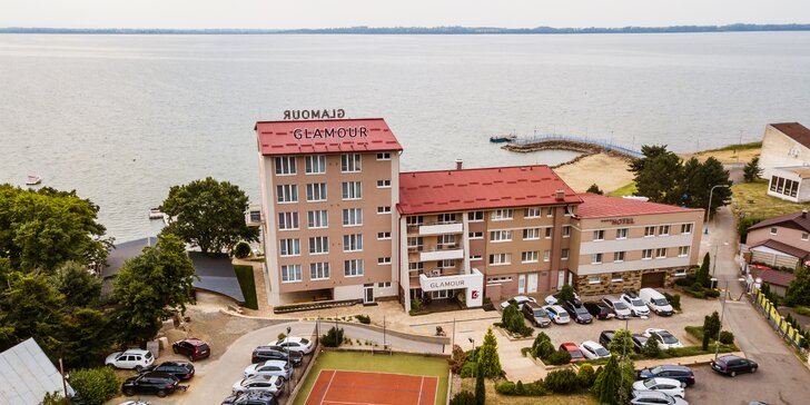 Oslnivý 4* hotel na brehu slovenského mora: fúra zážitkov, strava aj neobmedzený wellness