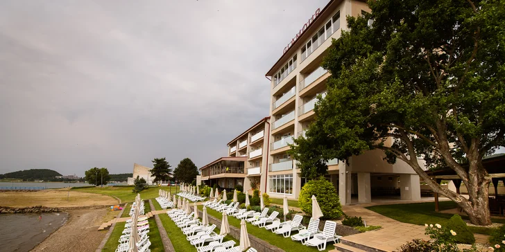 Oslnivý 4* hotel na brehu slovenského mora: fúra zážitkov, strava aj neobmedzený wellness