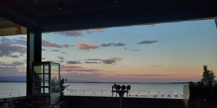 Oslnivý 4* hotel na brehu slovenského mora: fúra zážitkov, strava aj neobmedzený wellness