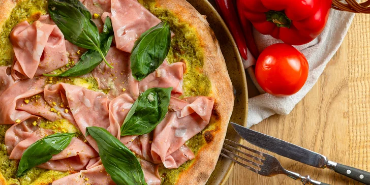 Duetto Aupark: Pizza Mortadella s talianskou šunkou, bazalkou a pistáciami