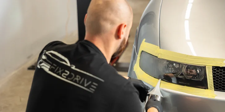 Viacstupňové leštenie svetlometov pre lepšiu bezpečnosť na cestách