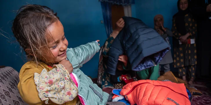 Balíčky plné tepla pre detičky žijúce v krajinách postihnutých humanitárnou krízou