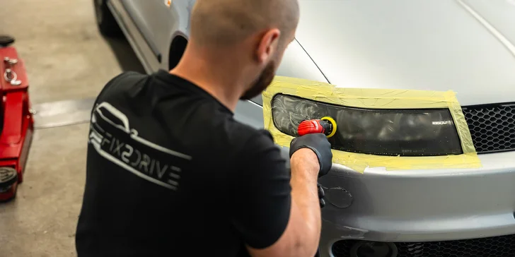 Viacstupňové leštenie svetlometov pre lepšiu bezpečnosť na cestách