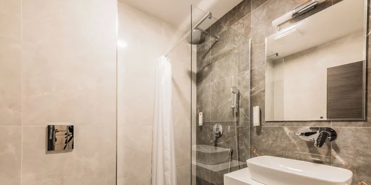 Oslnivý 4* hotel na brehu slovenského mora: fúra zážitkov, strava aj neobmedzený wellness
