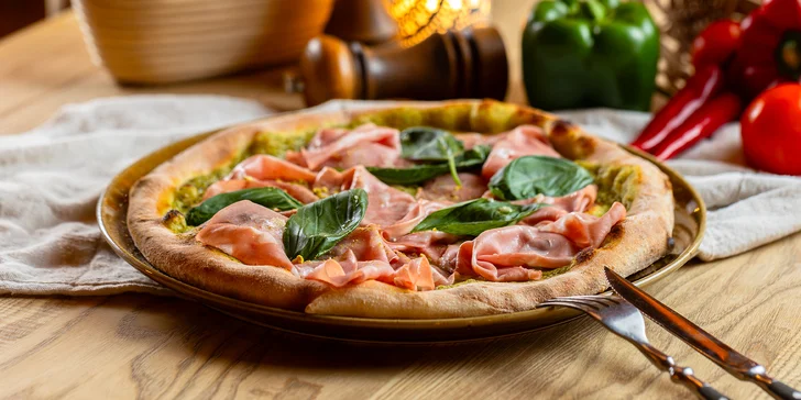 Duetto Aupark: Pizza Mortadella s talianskou šunkou, bazalkou a pistáciami