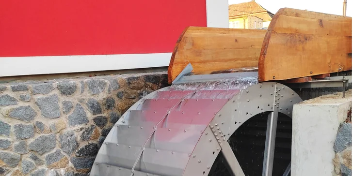 Pobyt v zrekonštruovanom mlyne s vodným kolesom nabíjacou stanicou pre elektromobily a novými izbami