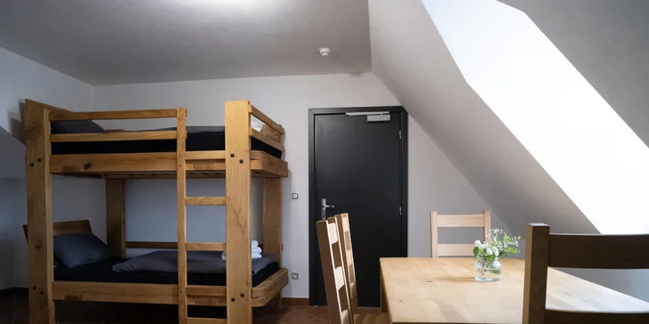 Pobyt v zrekonštruovanom mlyne s vodným kolesom nabíjacou stanicou pre elektromobily a novými izbami