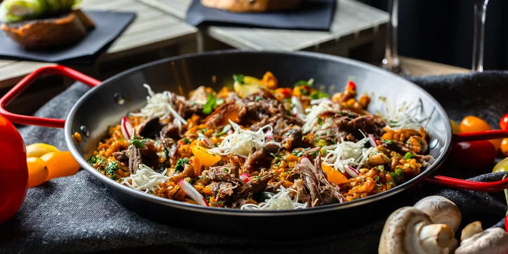 Paella panvica s welcome drinkom pre 2 osoby vo Wine Bar & Tapas by Provino