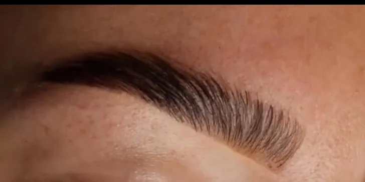 Kozmetické ošetrenia: Hĺbkové čistenie pleti, úprava obočia, chemický peeling, laminácia obočia alebo lash lift