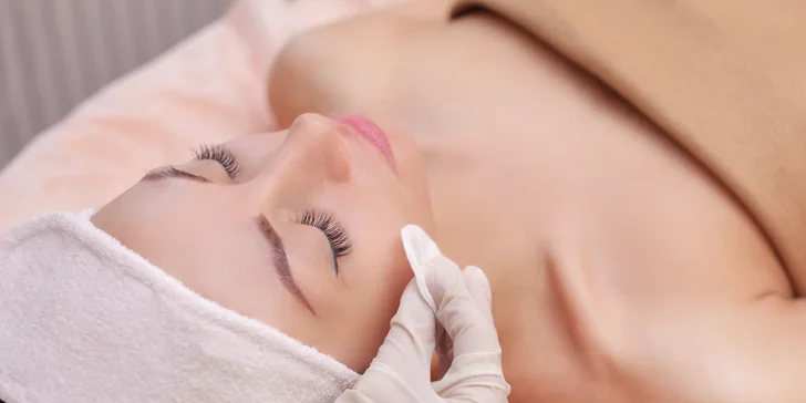 Kozmetické ošetrenia: Hĺbkové čistenie pleti, úprava obočia, chemický peeling, laminácia obočia alebo lash lift