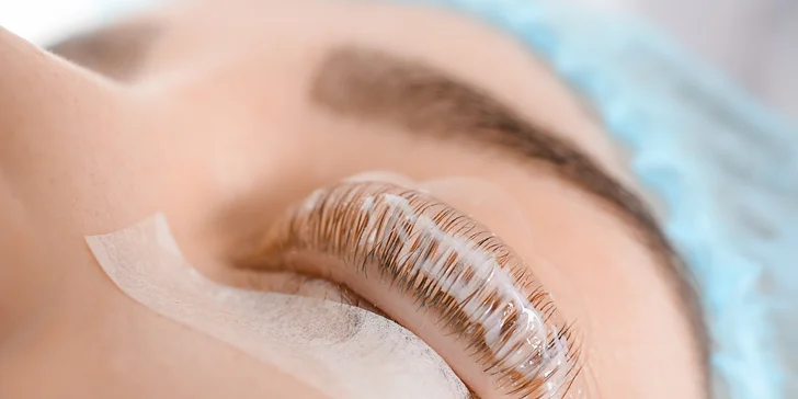 Kozmetické ošetrenia: Hĺbkové čistenie pleti, úprava obočia, chemický peeling, laminácia obočia alebo lash lift