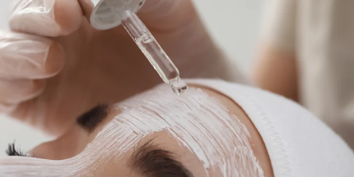 Kozmetické ošetrenia: Hĺbkové čistenie pleti, úprava obočia, chemický peeling, laminácia obočia alebo lash lift