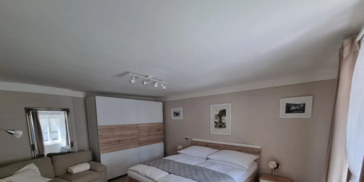Šik apartmány v historicky hodnotnej budove blízko centra vychýrenej Banskej Štiavnice: parkovanie vo dvore zdarma