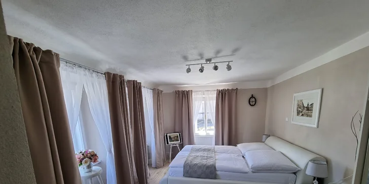 Šik apartmány v historicky hodnotnej budove blízko centra vychýrenej Banskej Štiavnice: parkovanie vo dvore zdarma