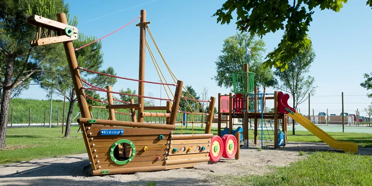 Bungalov alebo hausbót v Lignane aj s jedlom, vodným parkom, súkromnou plážou a turistickou kartou