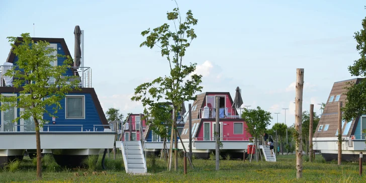 Bungalov alebo hausbót v Lignane aj s jedlom, vodným parkom, súkromnou plážou a turistickou kartou