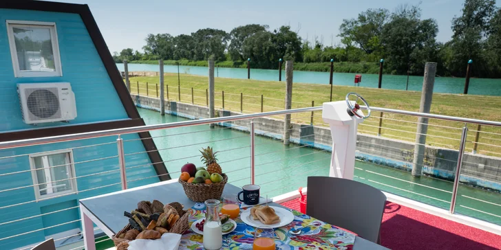 Bungalov alebo hausbót v Lignane aj s jedlom, vodným parkom, súkromnou plážou a turistickou kartou