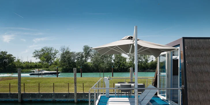 Bungalov alebo hausbót v Lignane aj s jedlom, vodným parkom, súkromnou plážou a turistickou kartou