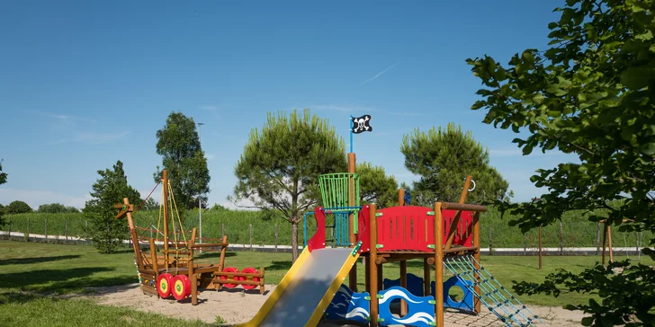 Bungalov alebo hausbót v Lignane aj s jedlom, vodným parkom, súkromnou plážou a turistickou kartou