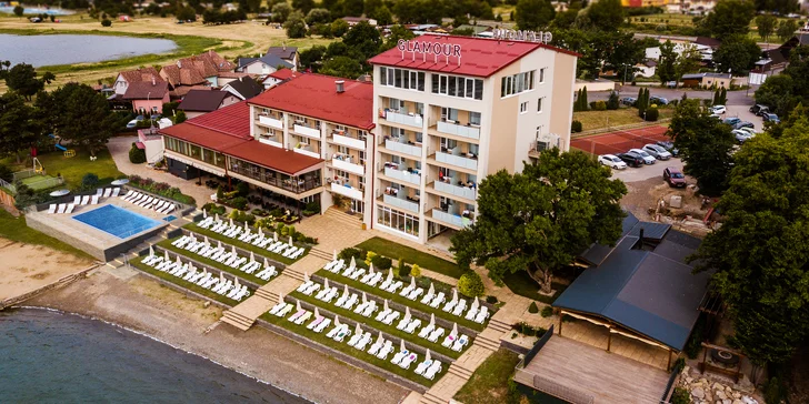 Oslnivý 4* hotel na brehu slovenského mora: fúra zážitkov, strava aj neobmedzený bazén