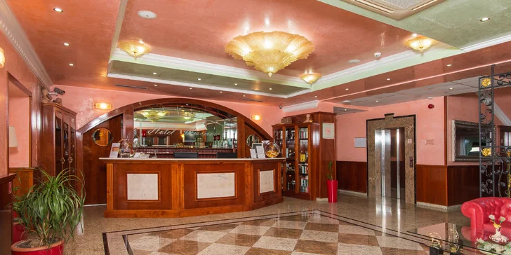 Leto v Dalmácii: hotel 2 minúty od pláže, strava, bazén a 2 deti zdarma